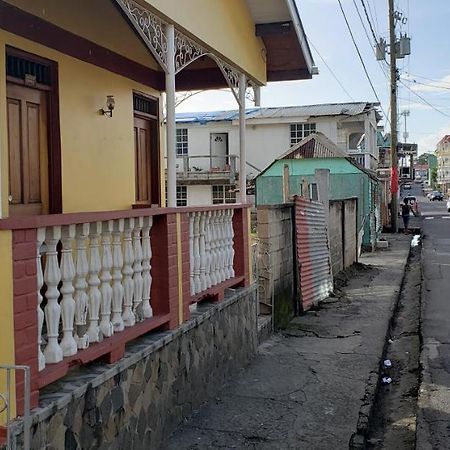Roseau Hostel & Beach Front Property Bagian luar foto